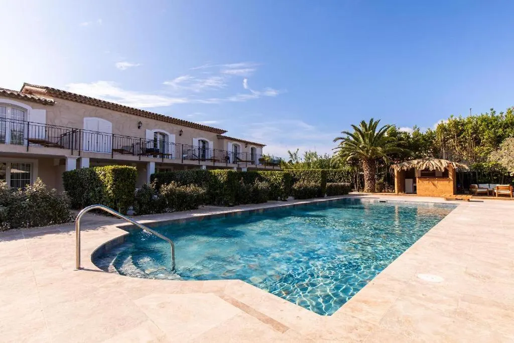 Le Quatre Saisons Et Ses Chambres Raffinees 300 E Par Chambre Saint-Tropez
